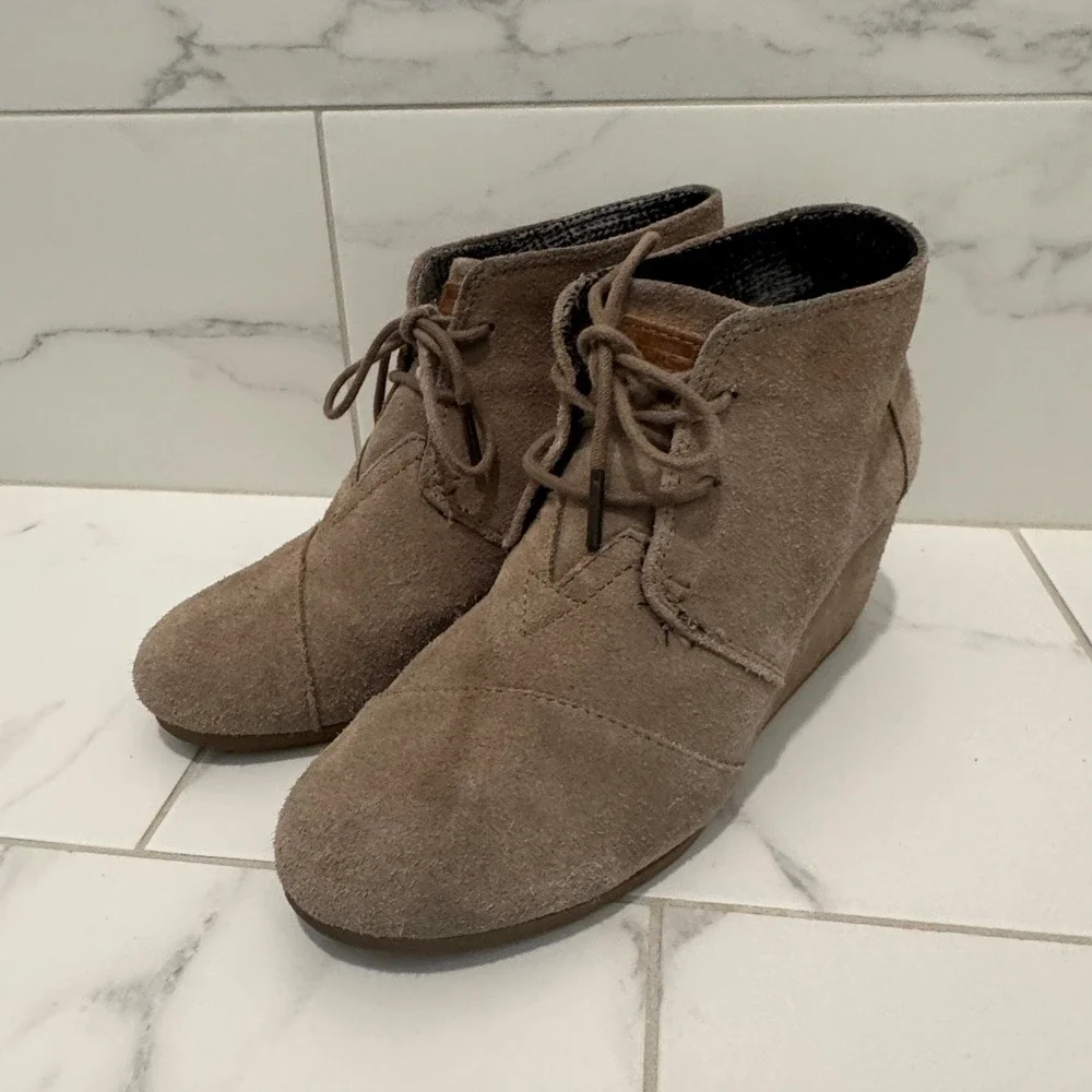 TOMS Womens 9 Suede Wedge Booties Taupe Lace Up Ankle Boots Boho Casual‎ Shoes